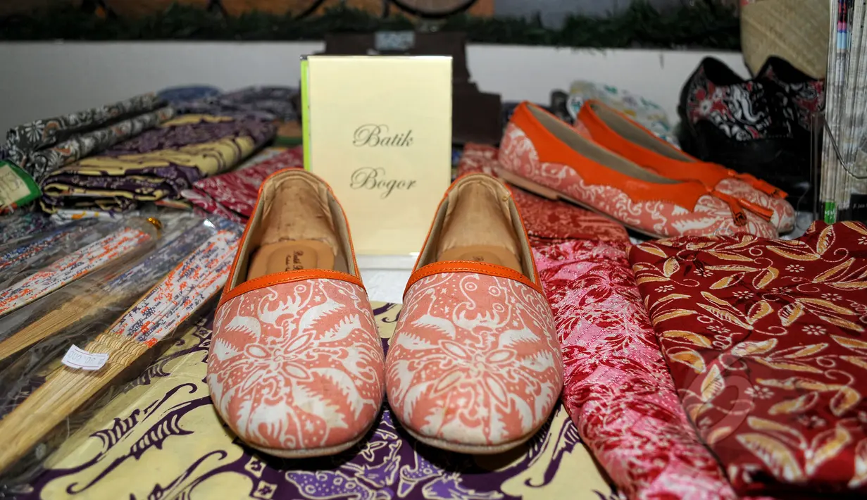 Sepasang sepatu bermotif batik Bogor dipamerkan pada pameran Pernik Nusantara di kawasan Kebayoran Baru, Minggu (3/5/2015). Pameran tersebut menampilkan beragam kerajinan asli nusantara seperti busana dan perhiasan. (Liputan6.com/Yoppy Renato) 