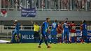 <p>Pemain Timnas Curacao, Juninho Bacuna mendapatkan kartu merah oleh wasit&nbsp;Xaypaseth Phongsanit&nbsp;saat laga FIFA Match Day antara Timnas Indonesia melawan Timnas Curacao di Stadion Pakansari, Bogor, Selasa (27/09/2022). (Bola.com/Muhammad Iqbal Ichsan)</p>