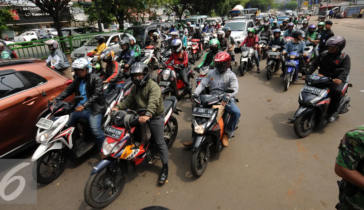 Puluhan penggguna jalan terjebak kemacetan akibat aksi pengemudi mikrolet M 44 jurusan Kampung Melayu-Karet di persimpangan jalan layang KH Abdulah Syafei, Jakarta, Rabu (25/5). (Liputan6.com/Helmi Fithriansyah)