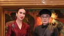 Dress yang dikenakan memiliki model dress khas peranakan dengan potongan panjang dan kerah v-neck [@widi.warhana]