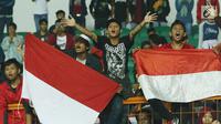 Suporter tim Garuda bersorak usai menyaksikan kemenangan Timnas Indonesia U-16  atas Singapura U-16 di laga persahabatan di Stadion Wibawa Mukti, Kab Bekasi, Kamis (8/6). Indonesia U-16 menang telak 4-0. (Liputan6.com/Helmi Fithriansyah)