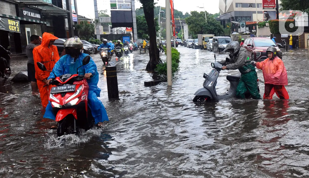 Sejumlah kendaraan melintasi trotoar untuk menghindari banjir di Jalan Kemang Raya, Jakarta Selatan, Kamis (3/11/2022). Hujan deras sekitar dua jam lebih menyebabkan Jalan Kemang Raya digenangi banjir sekitar 30 cm sehingga benyak kendaraan tidak dapat melintas. (merdeka.com/Arie Basuki)