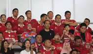 Presiden Joko Widodo didampingi Ibu Iriana menyaksikan pertandingan grup K Kualifikasi Piala Asia U-23 2024 antara Timnas Indonesia U-23 melawan Timnas Turkmenistan U-23 yang berlangsung di Stadion Manahan, Solo, Selasa (12/9/2023). (Bola.com/Arief Bagus)