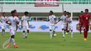 Pemain Myanmar merayakan gol ke gawang Timnas Indonesia U-22 saat laga persahabatan di Stadion Pakansari, Kab Bogor, Selasa (21/3). Timnas Indonesia U-22 kalah 1-3 dari Myanmar. (Liputan6.com/Helmi Fithriansyah)