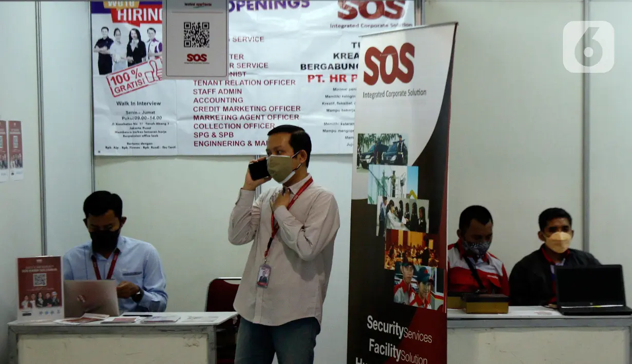 Penjaga berada di salah satu stan perusahaan pada acara "Jakarta Job Fair" di Ratu Plaza, Jakarta, Senin (6/12/2021). Jakarta Job Fair tersebut di lima wilayah kota adminitrasi di Provinsi DKI Jakarta dari 6 hingga 14 Desember 2021. (Liputan6.com/Johan Tallo)