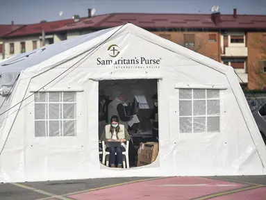 Petugas medis bekerja di rumah sakit lapangan darurat Samaritan's Purse di Cremona, Italia, Jumat (20/3/2020). Rumah sakit lapangan ini dibangun untuk merawat pasien virus corona COVID-19 yang terus melonjak. (Claudio Furlan/LaPresse via AP)