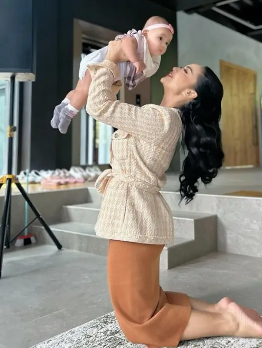 Rambutnya pun ditata begitu rapi, rambut hitamnya tersebut diikat setengah dengan gaya wavy di bagian bawah. [@krisdayantilemos]