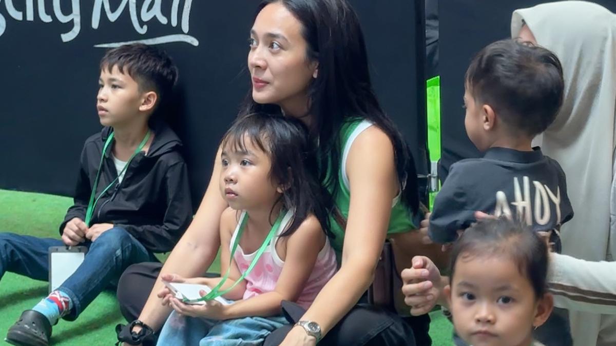 Dea Ananda Ajak Anak Nonton Pertunjukan Superhero, Jadi Destinasi Liburan dalam Kota