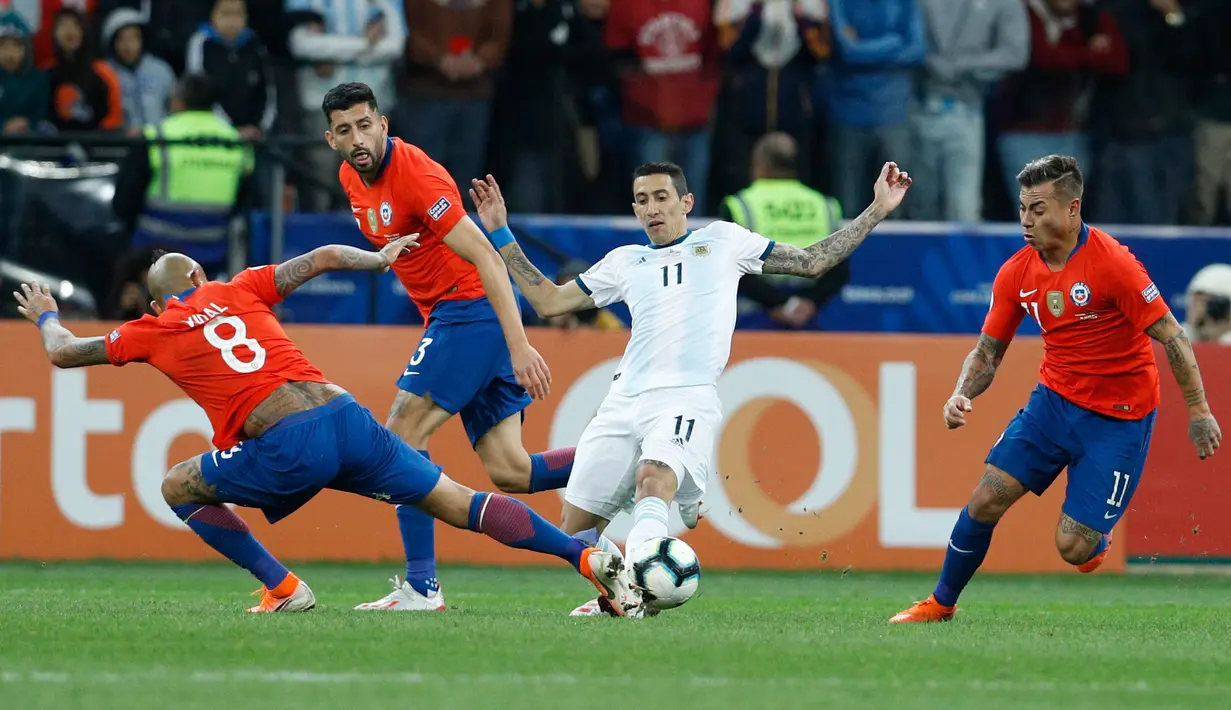 Gelandang Argentina, Angel Argentina Di Maria berusaha melewati gelandang Chile, Arturo Vidal saat bertanding pada perebutan tempat ketiga Copa America 2019 di Arena Corinthians, Brasil (6/7/2019). Argentina sukses  merebut posisi ketiga usai mengalahkan Chile 2-1. (AP Foto/Victor R .Caivano)