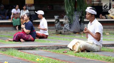 Umat Hindu melakukan sembahyang Hari Raya Nyepi di Pura Aditya Jaya, Jakarta, Kamis (7/3). Hari Raya Nyepi merupakan perayaan Tahun Baru Hindu berdasarkan penanggalan/kalender caka, yang dimulai sejak tahun 78 Masehi. (Liputan6.com/Helmi Fithriansyah)