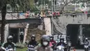Aktivitas pekerja saat menyelesaikan pembangunan proyek jalur sepeda di Terowongan Semanggi, Jakarta, Kamis (6/10/2022). Diketahui, Pemerintah Provinsi DKI Jakarta berencana membangun jalur sepeda sepanjang 196,45 kilometer pada 26 ruas jalan di wilayah Ibu Kota, terdiri atas 40,06 kilometer jalur sepeda terproteksi, 154,73 kilometer jalur sepeda berbagi, dan 1,67 jalur sepeda di trotoar. (merdeka.com/Iqbal S. Nugroho)