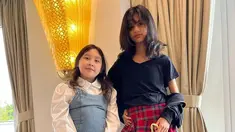 Eleeya Xaviera lahir pada 1 September 2012 dan Jemima Guri diketahui lahir pada 18 Agustus 2011. Usia yang hanya terpaut 1 tahun, tak heran jika membuat dua kakak Lucio Otthild William ini kompak sedari kecil. Tidak sedarah, namun kebersamaan kakak adik ini bak saudara kandung. Celine kerap perlihatkan kekompakan dua anak perempuannya di Instagram. (Liputan6.com/IG/@jelley.koaci)