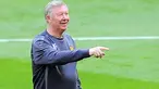 Manajer Manchester United Sir Alex Ferguson memimpin tim asuhannya berlatih menjajal lapangan Wembley Stadium pada 27 Mei 2011, sehari jelang final Liga Champions versus Barcelona. AFP PHOTO/LLUIS GENE