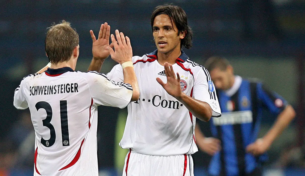 Roque Santa Cruz diboyong ke Bayern Munchen dari Olimpia pada tahun 1999. Ia langsung mampu merebut hati fans Die Roten usai mencetak gol perdana di umur 18 tahun 12 hari. Saat ini, Santa Cruz tercatat masih menjadi pemain profesional di klub Libertad. (AFP/Paco Serinelli)