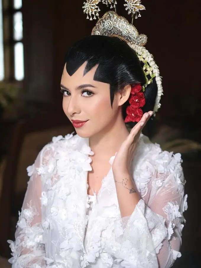 Nadine Kaiser Putri Susi Pudjiastuti saat Menikah. [@rhay_david]