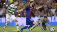 Bintang Barcelona, Lionel Messi (tengah) saat mencetak gol ke gawang Celtic pada lga grup C Liga Champions di Stadion Camp Nou, Barcelona (14/9/2016) dini hari WIB. Messi mencetak tiga gol untuk Barca. (AFP/Josep Lago)