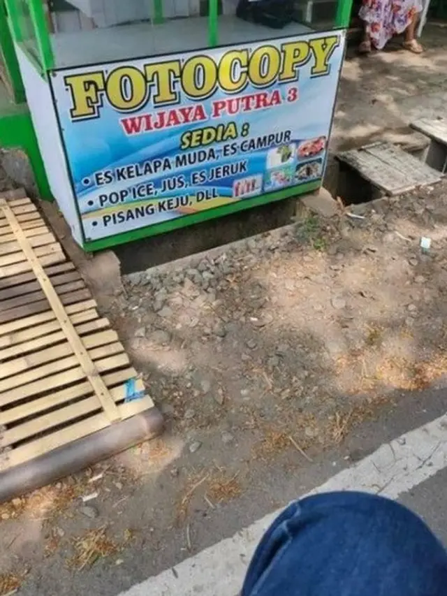 spanduk warung nyeleneh
