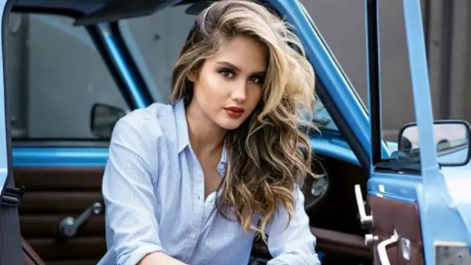 4 Gaya Rambut Cinta Laura yang Cewek Banget, Nomor 3 Favorit!