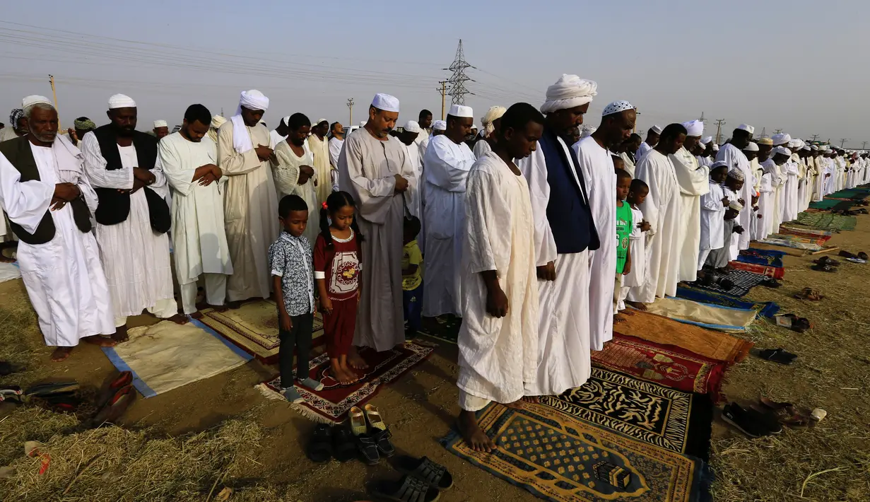Warga muslim Sudan melaksanakan Salat Idul Adha di Khartoum, Senin (12/9). (REUTERS / Mohamed Nureldin Abdallah)