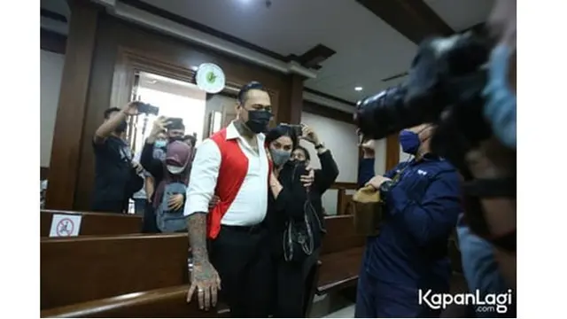 6 Potret Jerinx saat Hadiri Sidang Putusan, Didampingi Istri Tercinta