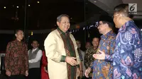 Ketua Umum Partai Demokrat Susilo Bambang Yudhoyono bersalaman dengan  Presiden PKS Sohibul Iman dan Ketua Majelis Syuro PKS Salim Segaf Al-Jufri jelang pertemuan tertutup di Gran Melia, Jakarta, Senin (30/7). (Liputan6.com/Herman Zakharia)