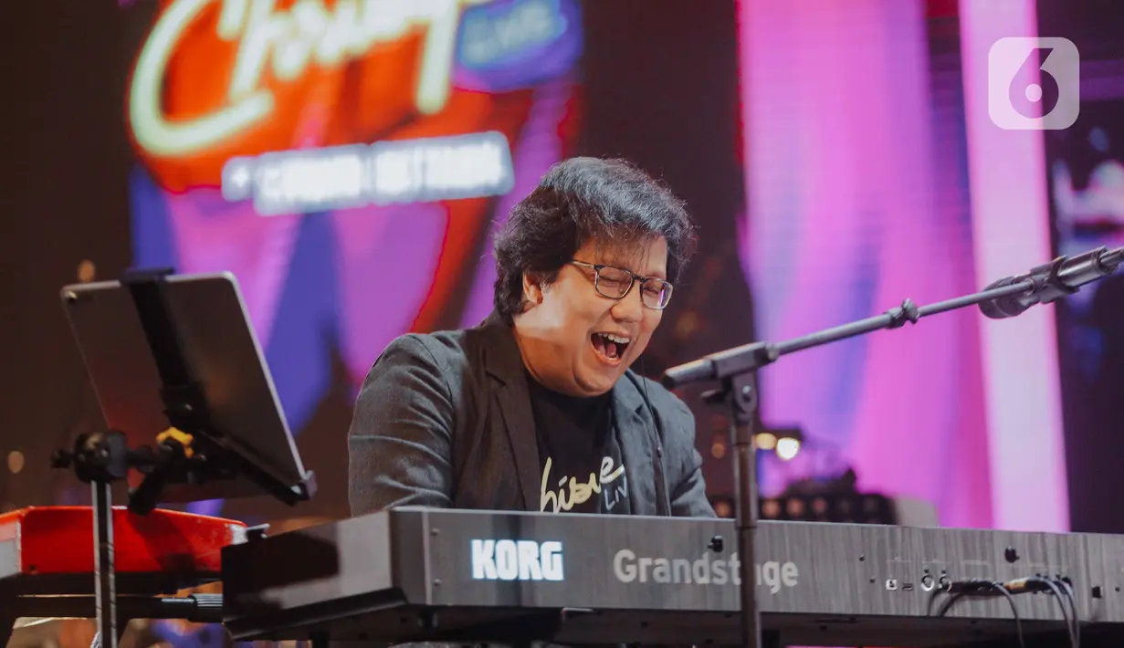 Penampilan Erwin Gutawa saat membawakan lagu Chrisye Live dalam Java Jazz Festival 2020 di JIExpo Kemayoran, Jakarta, Jumat (28/2/2020). Erwin Gutawa membawakan sejumlah lagu hits milik almarhum Chrisye seperti Juwita, Anak Sekolah, dan Hip Hip Hura. (Liputan6.com/Faizal Fanani)