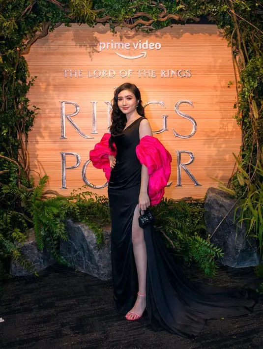 Febby Rastanty berpose saat menghadiri acara after party gala premier film The Rings of Power di Flower Dome, Singapura.  Ia melengkapi penampilan cantiknya dengan selendang tangan berwarna shock pink. (Instagram/febbyrastanty)