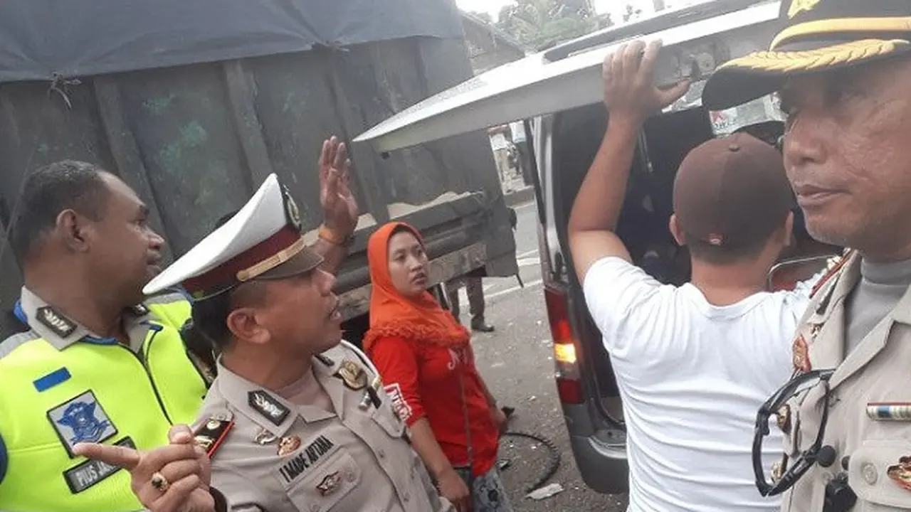 Tabrakan beruntun di Balaraja Tangerang.
