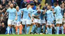 Para pemain Manchester City, merayakan gol ke gawang Crystal Palace pada laga Premier League di Stadion Etihad, Sabtu (23/9/2017). Manchester City menang 5-0 atas Crystal Palace. (AFP/Paul Ellis)
