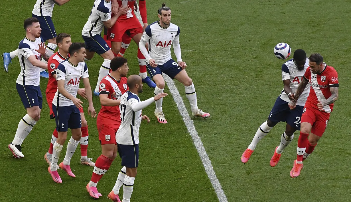 Striker Southampton, Danny Ings, mencetak gol ke gawang Tottenham Hotspur pada laga Liga Inggris di London, Rabu (21/4/2021). Tottenham menang dengan skor 2-1. (Justin Setterfield/Pool via AP)