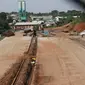 Suasana pembangunan proyek jalan tol Cinere-Jagorawi Seksi II di Depok, Jawa Barat, Jumat (3/6). Proyek yang direncanakan rampung pertengahan 2016 terpaksa mundur akibat terkendala proses pembebasan lahan. (Liputan6.com/Immanuel Antonius)