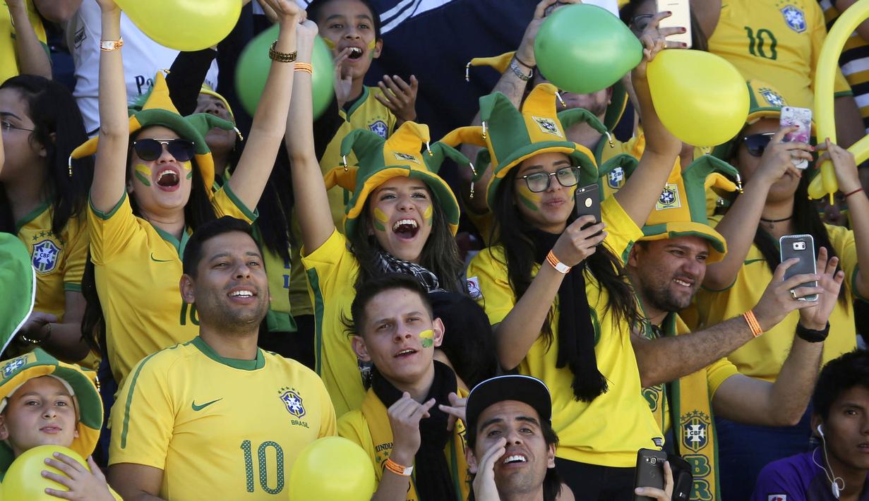 Dukungan fans cantik Brasil saat timnya melawan Bolivia pada kualifikasi Piala Dunia 2018 zona CONMEBOL di La Paz, Bolivia, (5/10/2017). Brasil bermain imbang 0-0. (AP/Leo Correa)