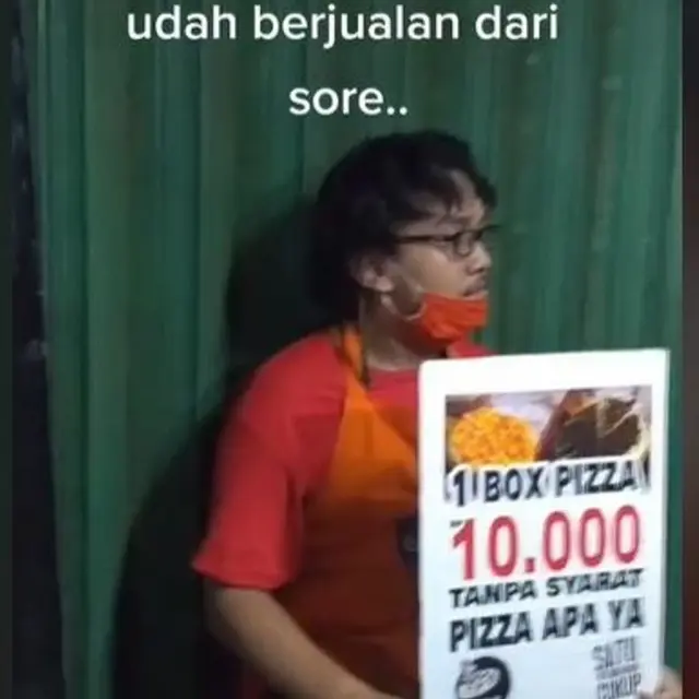 Tak Ada Pembeli Sampai Malam, Penjual Pizza Beri Dagangannya ke Pemulung