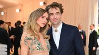 Suki Waterhouse dan Robert Pattinson tiba di Met Gala 2023 di Metropolitan Museum of Art pada 1 Mei 2023, di New York. (ANGELA WEISS / AFP)