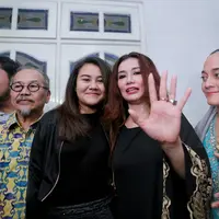 Reza Artamevia terlihat ceria di dampingi putrinya, Aaliyah Massaid, ayahnya, Adang Surachman dan beberapa keluarga besar serta kuasa hukumnya, Ramdan Alamsah. (Adrian Putra/Bintang.com)