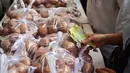 Meskipun beras menjadi fokus utama, animo masyarakat juga tinggi terhadap komoditas lain yang dijual lebih murah dibanding harga di pasaran. (Juni KRISWANTO/AFP)