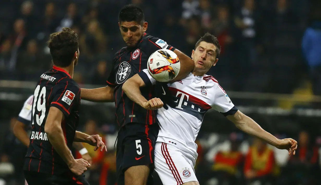 Pemain Eintracht Frankfurt Carlos Zambrano (kiri) berebut bola dengan pemain Bayern Munchen Robert Lewandowski dalam lanjutan Bundesliga di Commerzbank-Arena, Sabtu (31/10/2015) dini hari WIB. Munchen ditahan imbang 0-0. (REUTERS/Kai Pfaffenbach) 