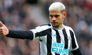 Pemain Newcastle United Bruno Guimaraes memberi isyarat saat melawan Wolverhampton Wanderers pada pertandingan sepak bola Liga Inggris di St. James' Park, Newcastle, Inggris, 12 Maret 2023. Newcastle United mengalahan Wolverhampton Wanderers dengan skor 2-1. (Owen Humphreys/PA via AP)