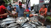 Pembeli saat memilih ikan di pasar Kramat jati, Jakarta Timur, Kamis (31/12). Jelang malam tahun baru, warga banyak berburu ikan dan kerang hijau untuk merayakan malam tahun baru. (Liputan6.com/Yoppy Renato)