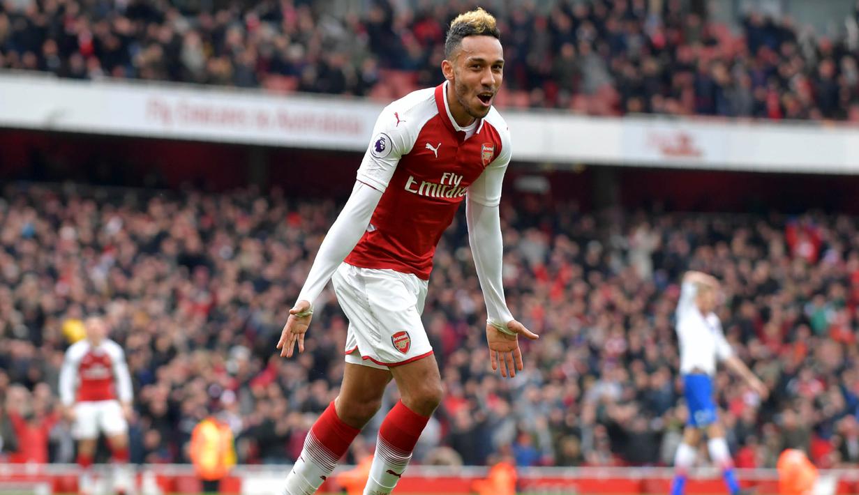 Striker Arsenal, Pierre-Emerick Aubameyang, merayakan gol yang dicetaknya ke gawang Stoke pada laga Premier league di Stadion Emirates, London, Minggu (1/4/2018). Arsenal menang 3-0 atas Stoke. (AFP/Oliver Greenwood)