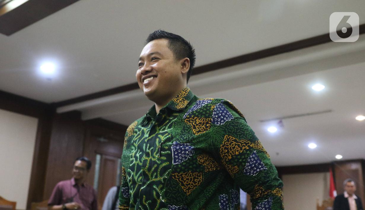 Asisten pribadi mantan Menpora Imam Nahrawi, Miftahul Ulum usai sidang dakwaan di Pengadilan Tipikor Jakarta, Kamis (30/1/2020). Miftahul didakwa menjadi perantara suap Rp 11,5 miliar dari mantan Sekjen KONI Ending Fuad Hamidy dan mantan Bendahara KONI Johnny E Awuy. (Liputan6.com/Angga Yuniar)