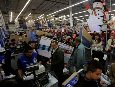 Suasana 'Black Friday' di salah satu toko di Mexico City, Meksiko, Jumat (18/11). 'Black Friday' adalah pesta diskon yang biasa digelar menjelang natal. (REUTERS / Henry Romero)
