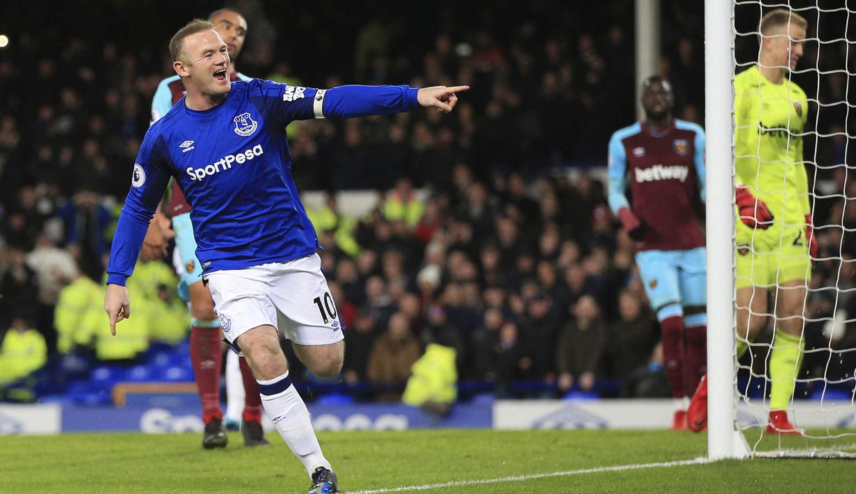 Pada menit ke-28, Wayne Rooney kembali menggetarkan gawang West Ham setelah memanfaatkan umpan manis dari Jonjoe Kenny. (AP/Peter Byrne)