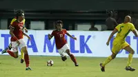 Gelandang Indonesia, Febri Haryadi, berusaha melewati pemain Guyana di Stadion Patriot, Bekasi, Sabtu (25/11/2017). Indonesia menang 2-1 atas Guyana. (Bola.com/M Iqbal Ichsan)