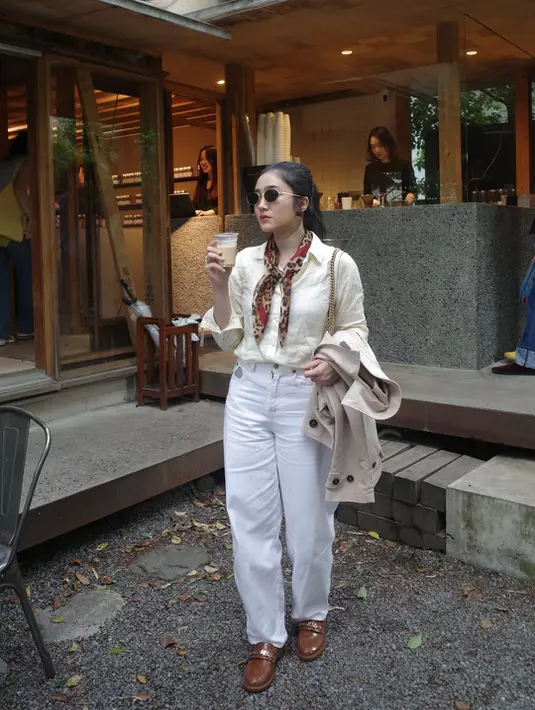 Salah satu outfit yang mencuri perhatian adalah gaya ala Parisian chic saat Febby menikmati kopi di sebuah kafe. Ia mengenakan kemeja putih longgar dipadukan celana putih high waist yang clean dan timeless. [@febbyrastanty].