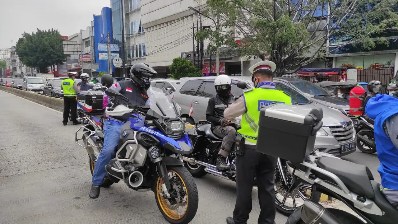 Polri Sat Lantas Jakpus menilang pengendara Moge atau motor ber cc besar, Sabtu (29/5/2021).