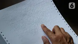 Petugas memeriksa Alquran braille yang diproduksi di Yayasan Raudlatul Makfufin (Taman Tunanetra) Buaran, Kota Tangerang Selatan, Jumat (23/4/2021). Dalam kesehariannya, yayasan tersebut dapat memproduksi 5 Alquran braille dengan penyebaran hingga ke luar negeri. (Liputan6.com/Angga Yuniar)