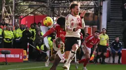 Pemain Argentina tersebut sejatinya sempat menggetarkan gawang tuan rumah pada menit ke-89 setelah bola tendangan Ola Aina membentur badannya. (AFP/Ben Stansall)