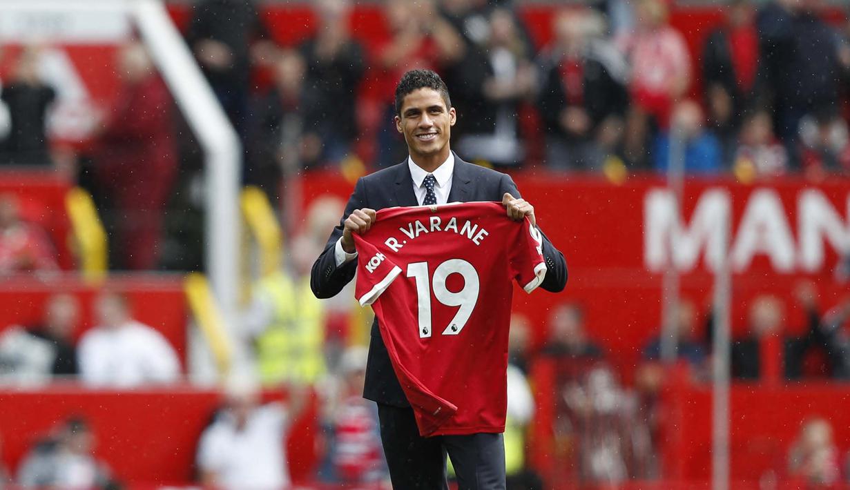Varane menandatangani kontrak empat tahun hingga 2025 dan ia akan mengenakan seragam nomor 19 di Old Trafford. (Foto: AFP/Adrian Dennis)