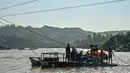Tidak ada pilihan lain, mengingat kondisi sejumlah jembatan permanen masih putus akibat terjangan banjir bandang pada akhir November 2025 lalu. Tampak dalam foto, masyarakat menggunakan rakit tali untuk menyeberangi Sungai Peusangan menyusul banjir bandang yang menghancurkan desa-desa di sekitarnya di Kabupaten Bireuen, provinsi Aceh, pada Senin 5 Januari 2026. (CHAIDEER MAHYUDDIN/AFP)